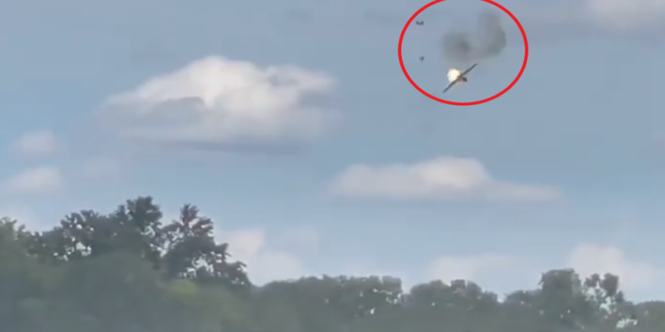 (VIDEO) Drama na nebu, srušio se MiG! Pilot izgubio kontrolu nad moćnim lovcem, letelica pala usred naselja!