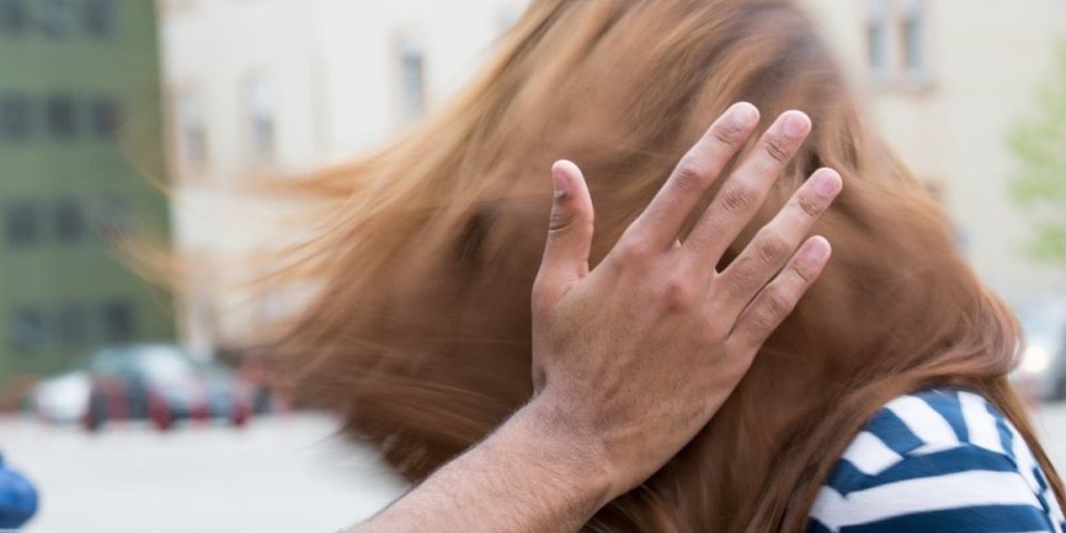 Nasilje nad ženom u Bečmenu: Pretio joj nasamo i pred policijom, pa na sudu zanemeo