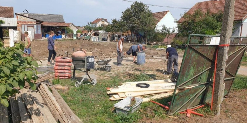 Počeli radovi na obnovi kuće porodice Zahorec u Čelarevu koja je uništena nakon oluje (FOTO)