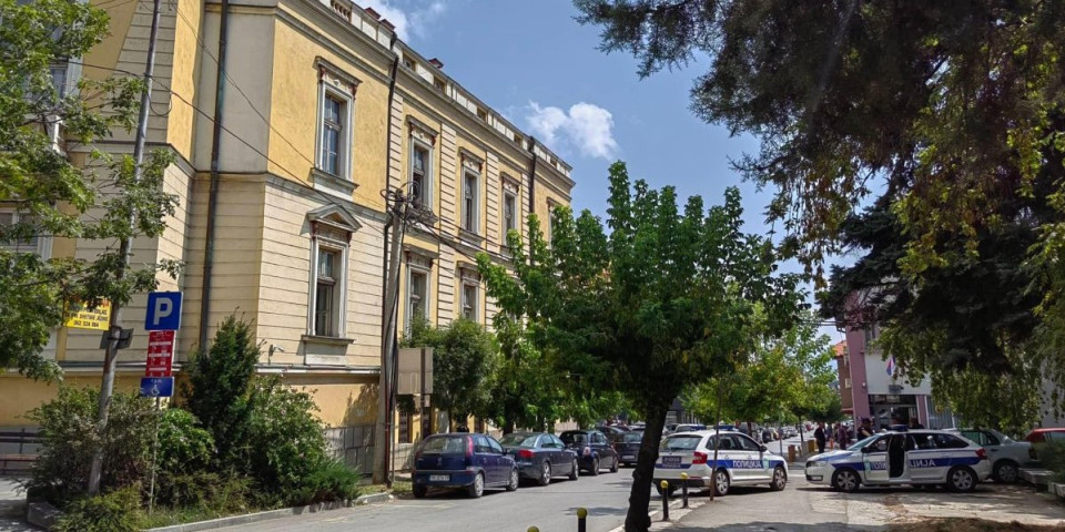 Opstrukcija lažnog bolesnika?! Kantaru opet pozlilo na suđenju zbog pretnji bivšem načelniku PU Vranje