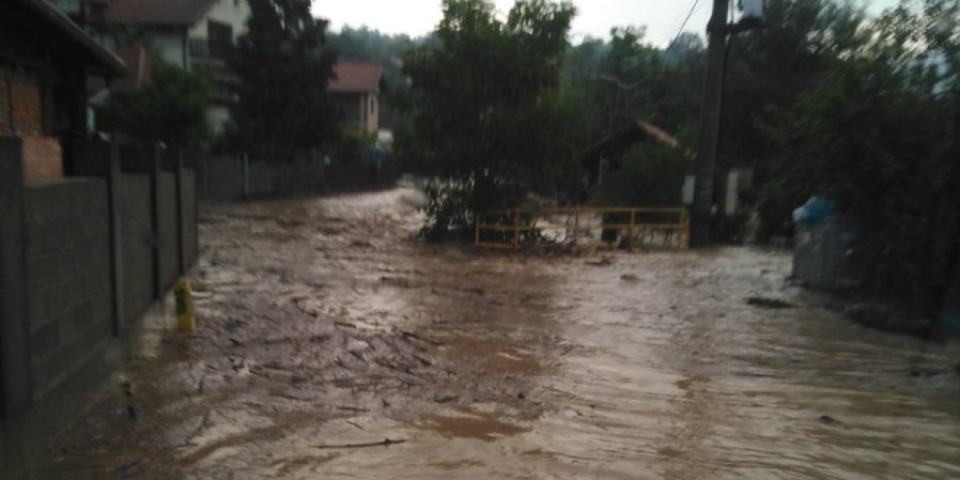 Dve opštine proglasile vanrednu situaciju zbog jutrošnjeg nevremena: U delu palo 120 litara kiše po kvadratu