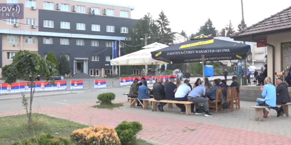 Građani Leposavića nastavili miran protest u Leposaviću! Kurtijev ministar hteo da "prošvercuje" lažnog gradonačelnika u zgradu opštine