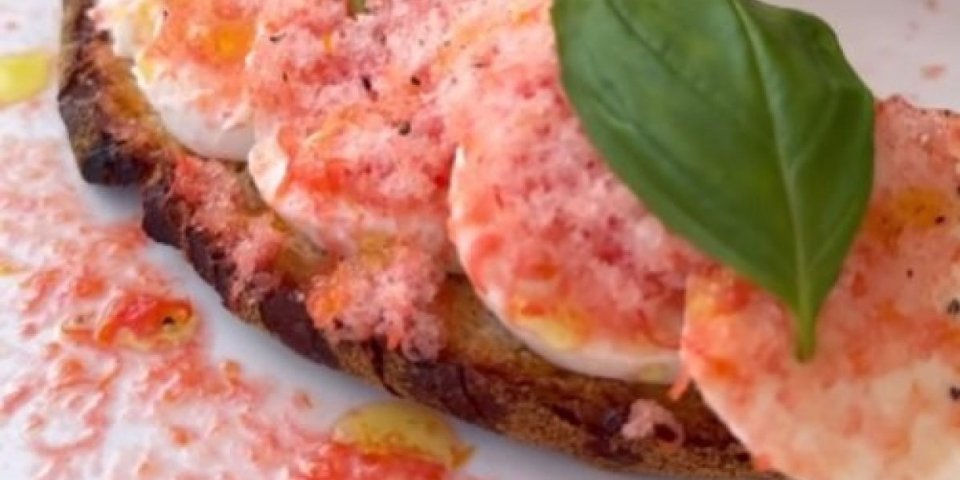 Savršene bruskete od samo 4 sastojka! Glavna caka je u zaleđenom paradajzu (VIDEO)