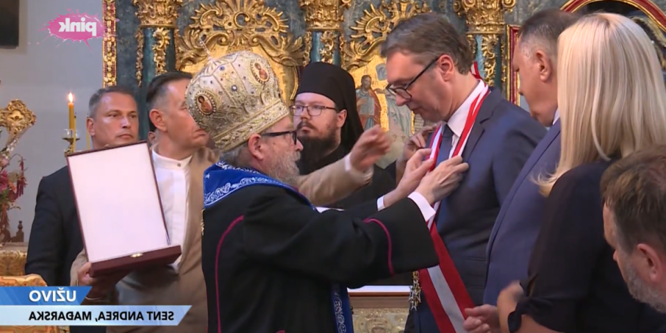 Veliko priznanje za predsednika i Srbiju: Vučiću uručen Orden Eparhije budimske prvog reda