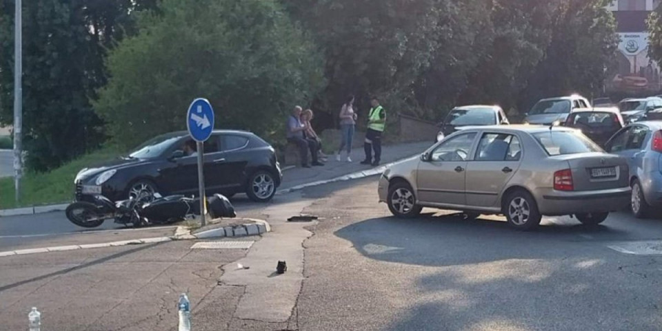 Detalji nezgode na Voždovcu! Na motociklu bili muškarac i žena, sudarili se sa "škodom" (FOTO/VIDEO)