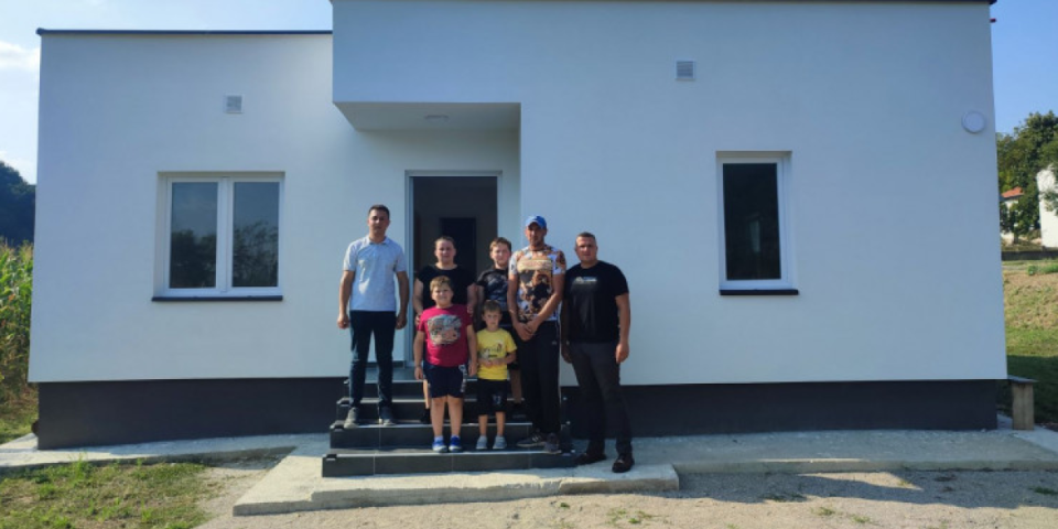Nova kuća za desetočlanu porodicu Maksimović u Kosovskoj Kamenici, sredstva obezbedila Kancelarija za KiM