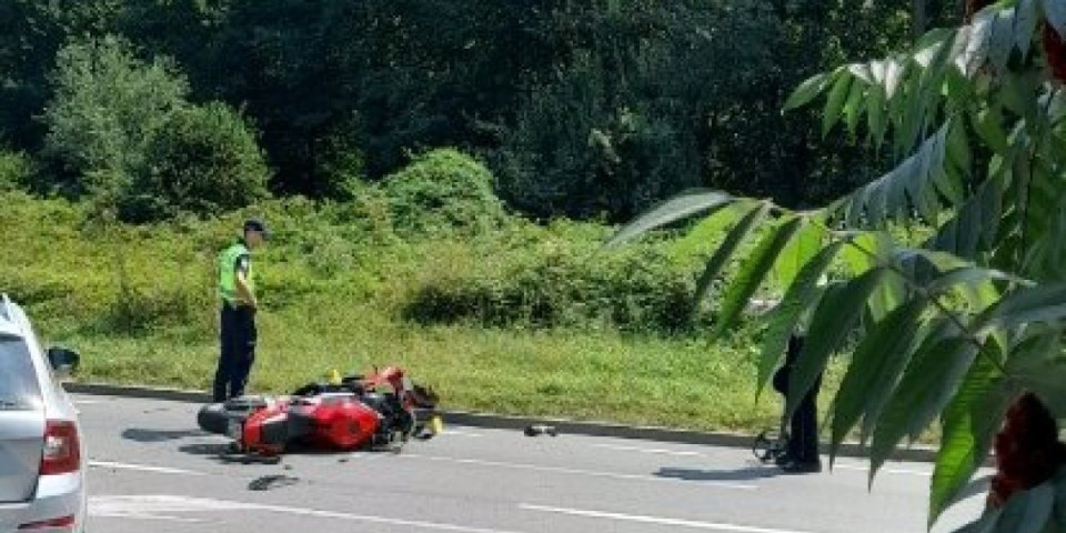 Stravična saobraćajka na "crnoj tački"! Vozač motocikla se zakucao u automobil, a ovo je uzrok sudara (FOTO)