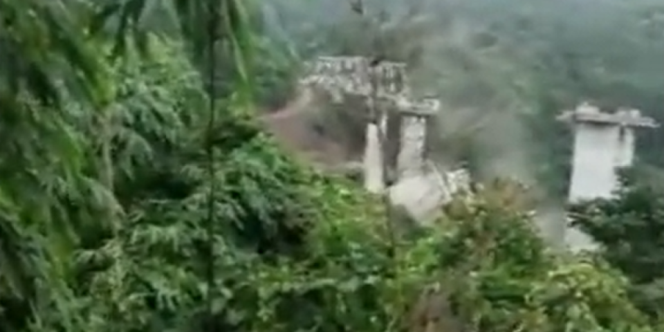 Jeziva nesreća: Urušio se most, stradalo najmanje 17 ljudi, strahuje se da ima još mrtvih pod ruševinama!