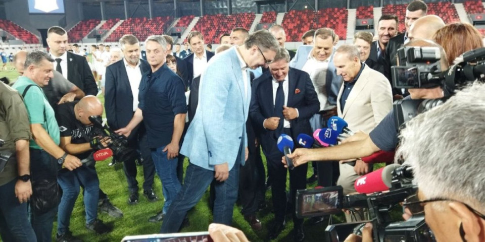 Predsednik Vučić sa Džajom i Piksijem obišao stadion u Leskovcu (VIDEO)