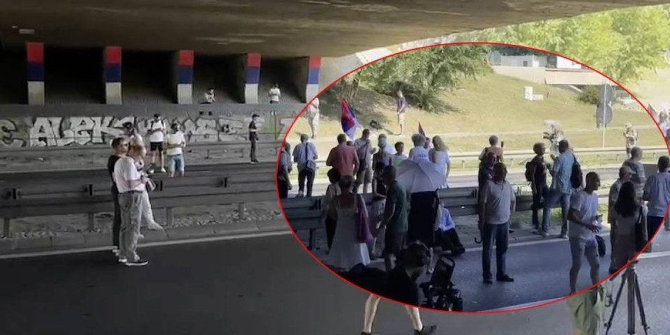 Skandalozno! Blokiraju saobraćajnice i teraju građane da se kuvaju po vrućini, a oni se odmaraju u hladu! (VIDEO)