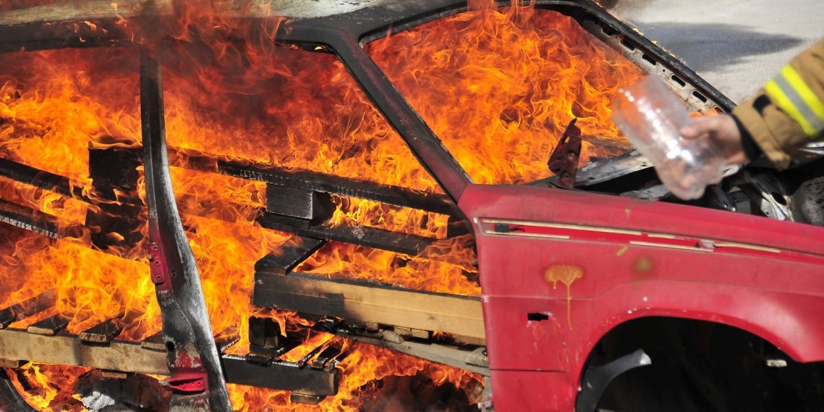 Biznismen čuo da ga supruga vara, pa zapalio tri automobila! Skupocene limuzine vredne 200.000 evra izgorele u plamenu!