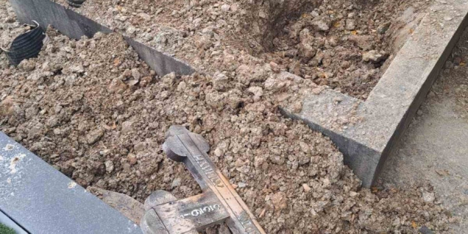 Vandalizam u Kikindi: Počupali krstove sa grobova i pobacali ih