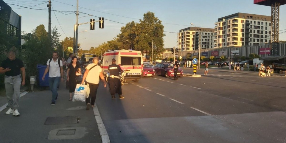 Teška saobraćajna nesreća na Karaburmi! Udaren pešak leži na pločniku, policija na terenu! (VIDEO)