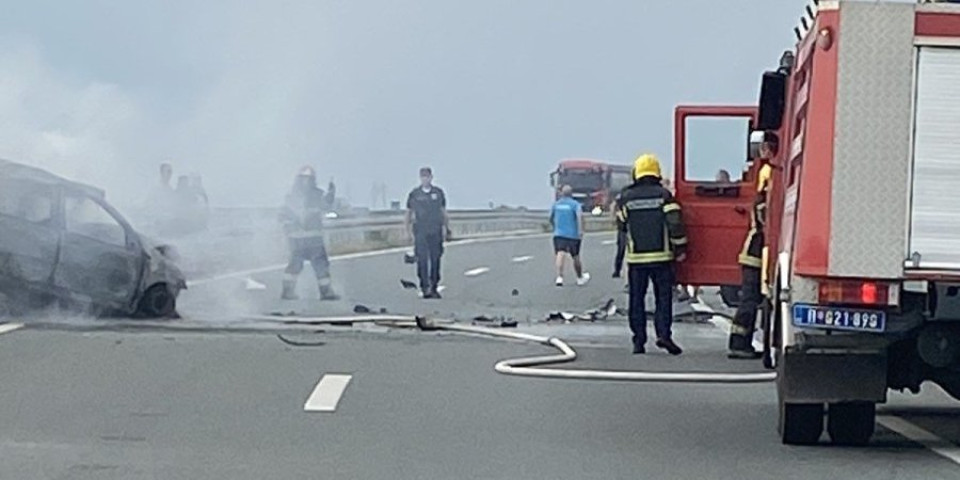Veliki udes na auto-putu "Miloš Veliki"! Automobil se zapalio nakon sudara, strahuje se da ima nastradalih (FOTO)