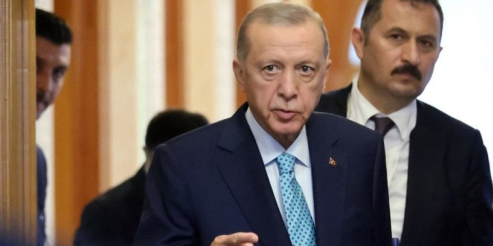 Šta to rade?! Pa, ovaj snimak je haos! O Erdoganovoj sceni sa telohraniteljem bruji Turska! (VIDEO)