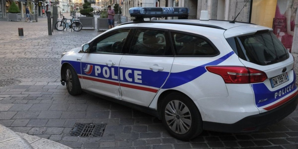 Silovana policajka kod Ajfelove kule! Horor scene u centru Pariza