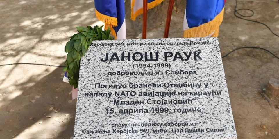 Ministar odbrane Miloš Vučević otkrio spomenik dobrovoljcu Janošu Rauku! Ratni saborci ne zaboravljaju poginule heroje u zločinačkoj NATO agresiji!