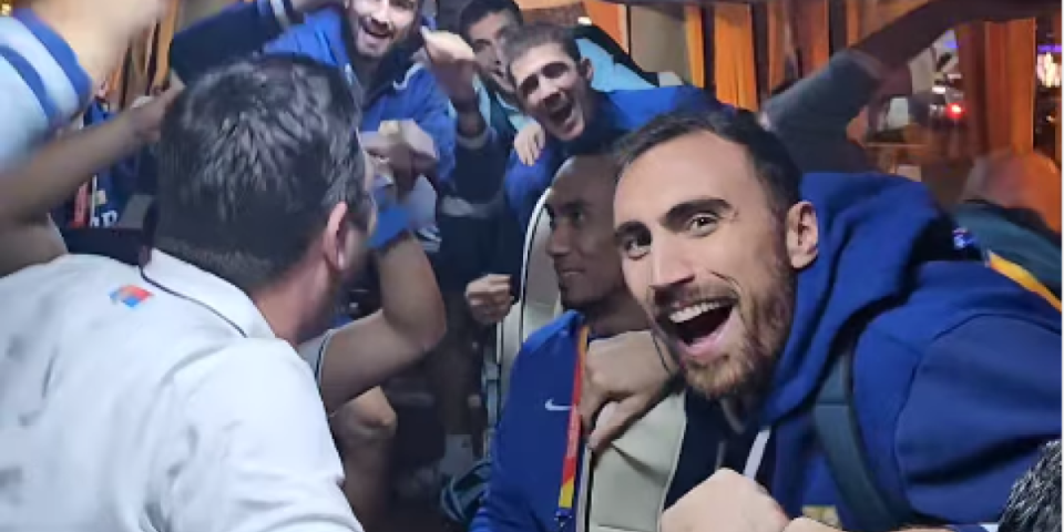 Ludo slavlje u autobusu! Reprezentativci pevali selektoru! (VIDEO)
