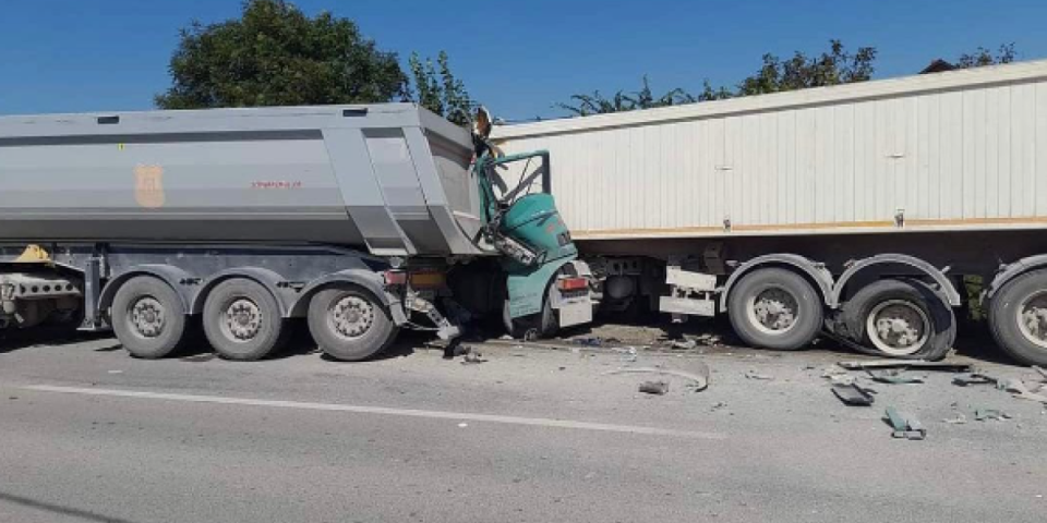 Stravična saobraćajna nesreća kod Trstenika: Sudarila se dva kamiona, jedan vozač ostao bez noge (FOTO)