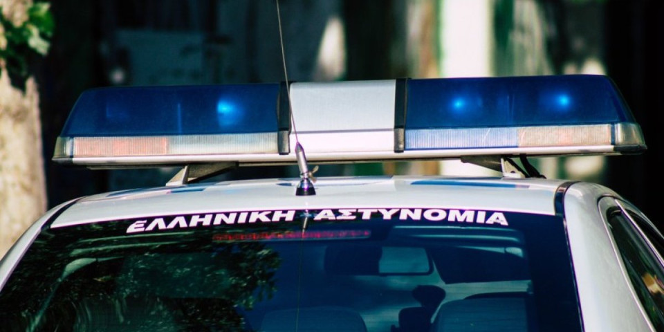 (VIDEO) Opsadno stanje, rafali na sve strane! Najnoviji detalji pucnjave u Grčkoj: Napadači ispalili 25 metaka, policija traga za crnim automobilom!