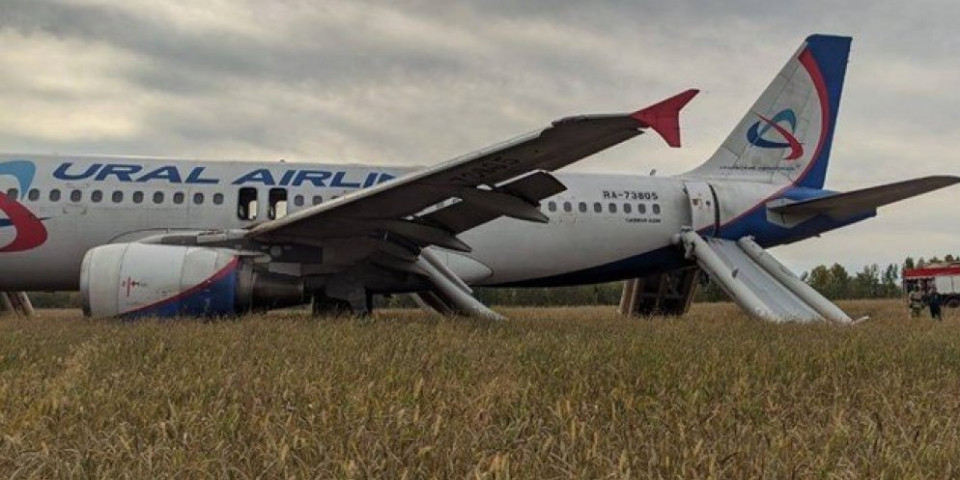 Ruski putnički avion sa 170 putnika prinudno sleteo u polje u novosibirskoj oblasti (VIDEO)