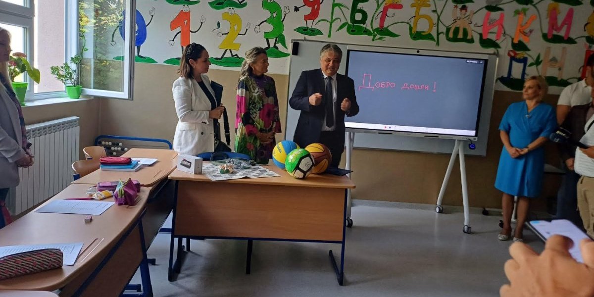 Direktor "Telekoma" Vladimir Lučić osnovcima u Leposaviću uručio pametnu tablu i lopte