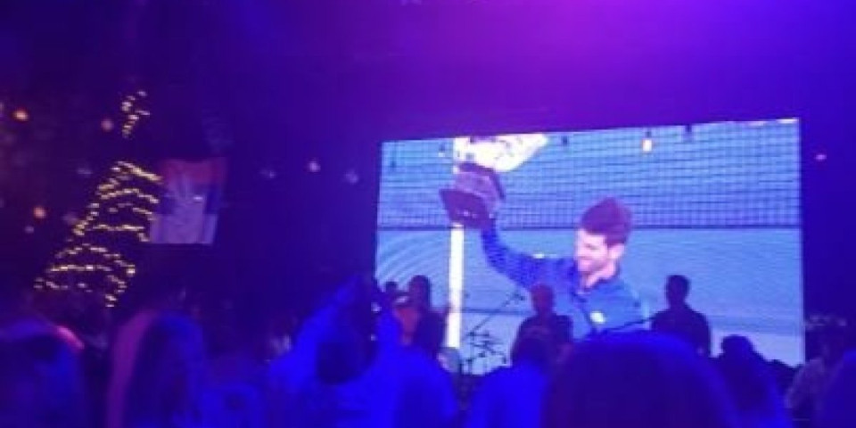 Informer sa košarkašima i Novakom na šampionskoj žurci! Ceca razbija, stigla torta, a tu je i Jokić! (FOTO)