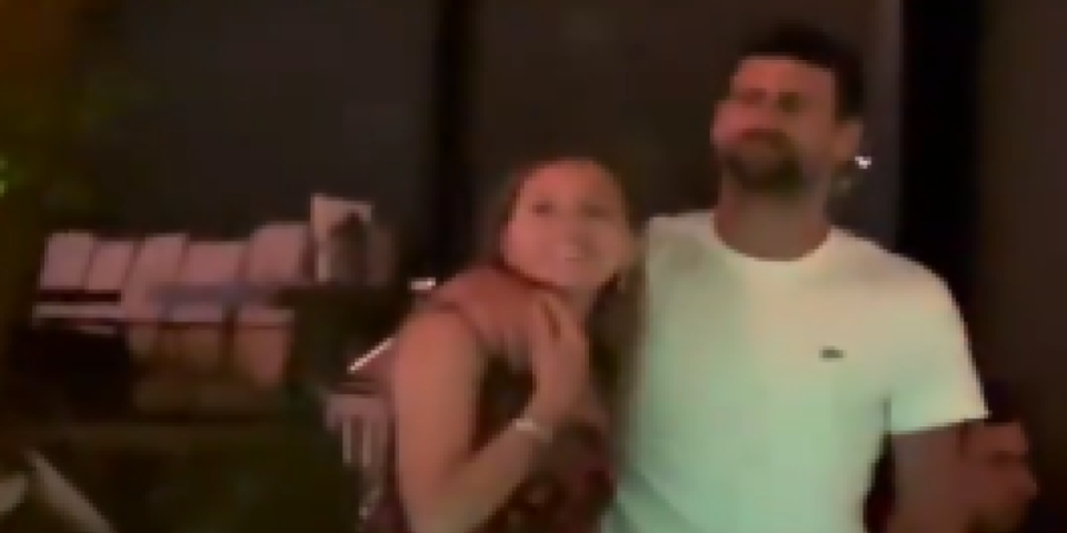 Pogodila ih pesma! Novak zagrlio Jelenu i ne pušta je (VIDEO)
