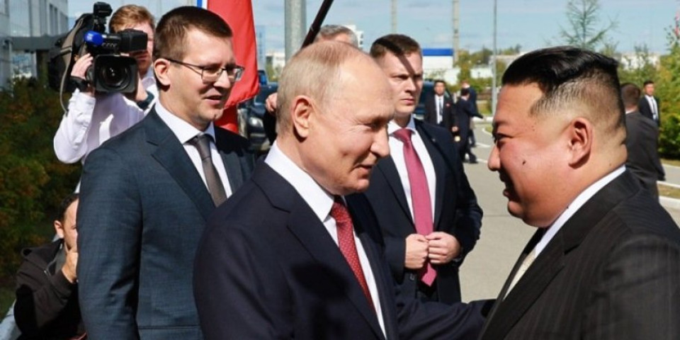 Ceo svet je gledao kako su se Putin i Kim pozdravili: Svi su posmatrali njihove ruke (FOTO,VIDEO)