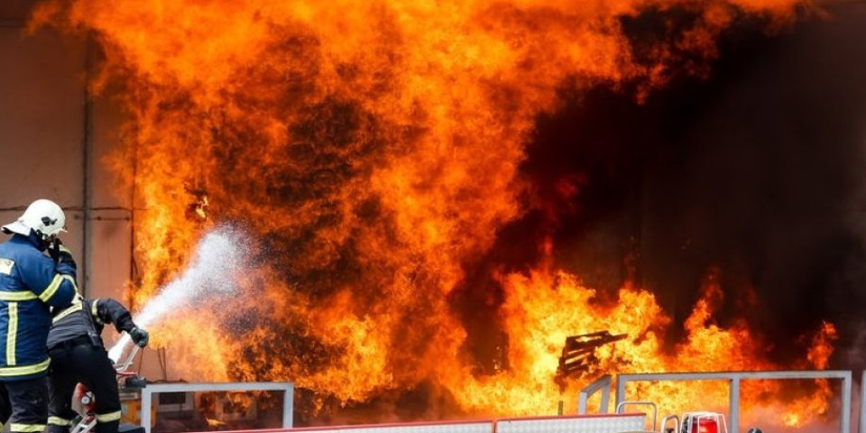 Požar u Aranđelovcu: Planulo u hali kompanije Bekament