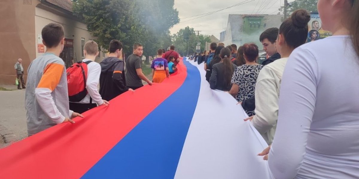 Ovako se slavi Dan srpskog jedinstva! U Srpskoj Crnji razvili 105 metara dugačku državnu zastavu (FOTO)