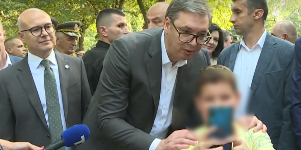(FOTO) Selfi na niškoj tvrđavi! Dečak prišao Vučiću sa jednom molbom, ovako je reagovao predsednik Srbije