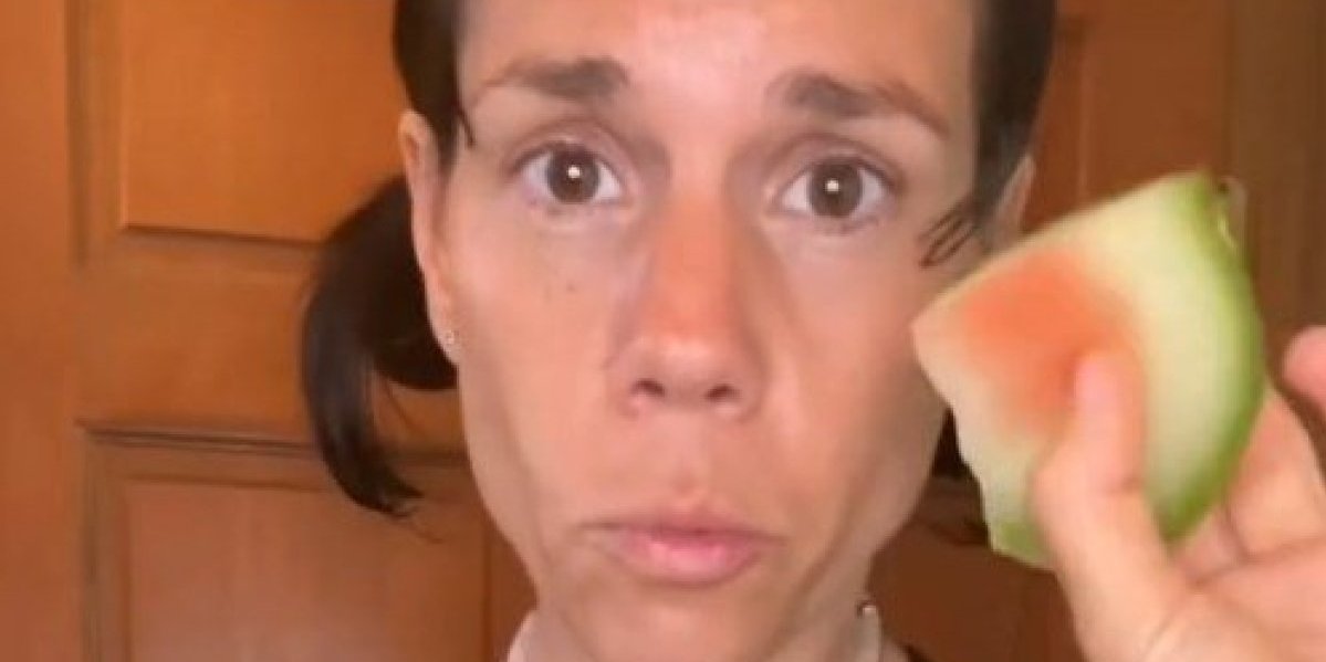 Žene su poludele za ovim trikom! Trljaju lice lubenicom, da uspore starenje, a evo šta doktorka kaže o tome (VIDEO)