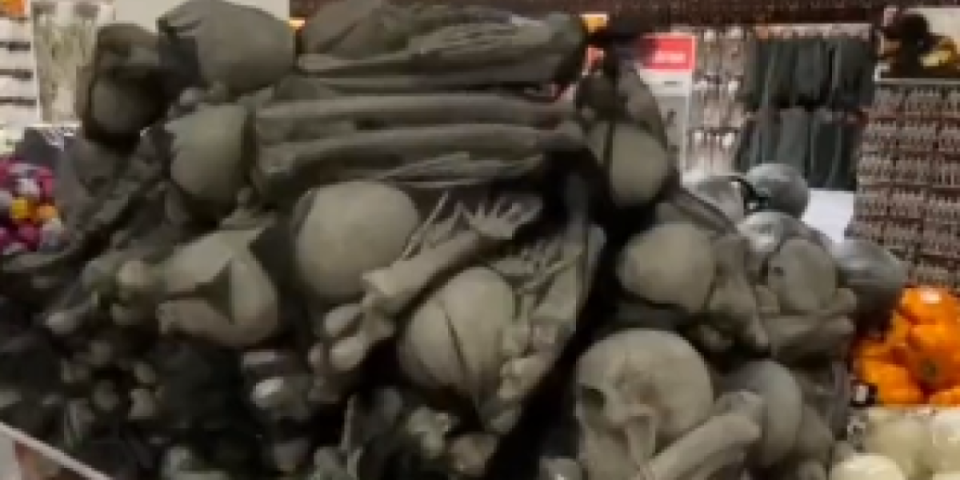 (VIDEO) Da li je moguće, ima li kraja ludilu?! U radnjama u Ukrajini se pojavila igračka pod imenom ''Kosti ruskog vojnika?!''