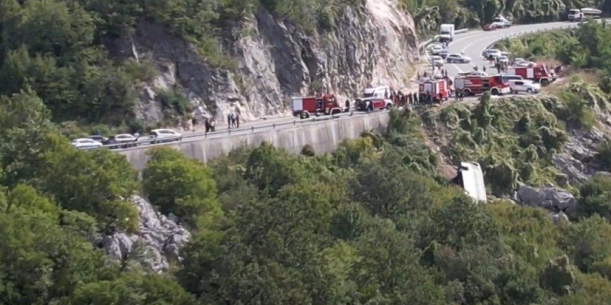 Indetifikovana druga žrtva nesreće kod Cetinja: Autobus pao u provaliju, teško povređeno sedam osoba