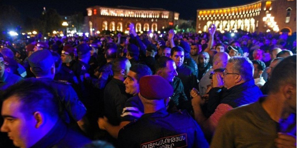 Haos na ulicama Jermenije nakon predaje Nagorno-Karabaha: Traži se smena Pašinjana