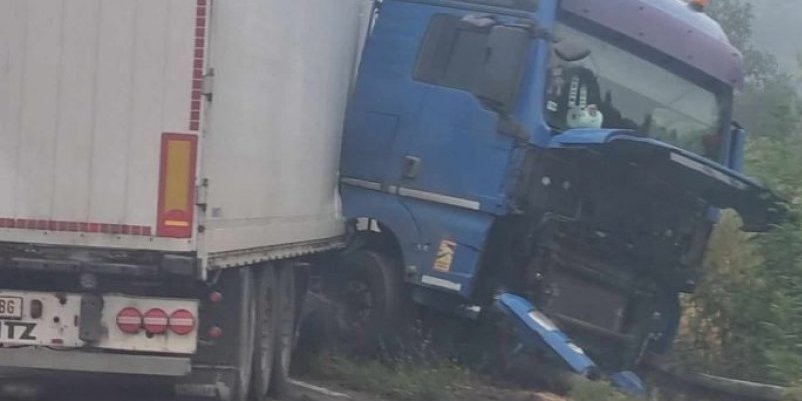 Izbegnuta tragedija na putu Leskovac- Grdelica! Kamion skliznuo sa puta i probio zaštitnu ogradu (FOTO)