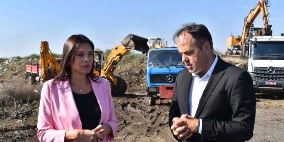 Vujović obišla radove na čišćenju velike divlje deponije u Lozoviku