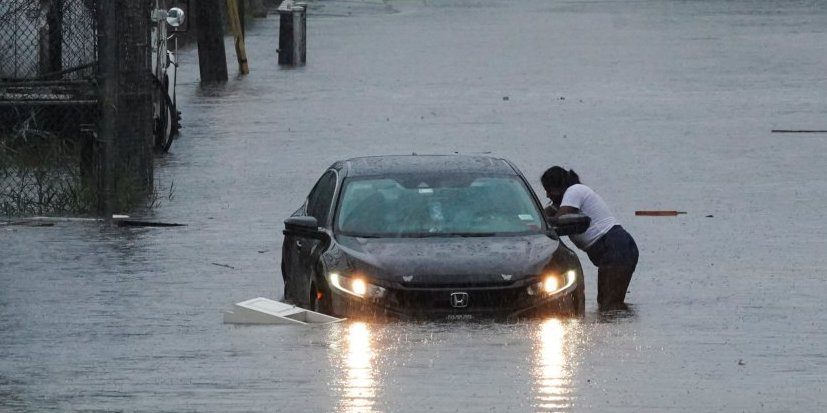 Potop u Njujorku! Proglašeno vanredno stanje, pod vodom škole, metro, autoputevi! (FOTO/VIDEO)