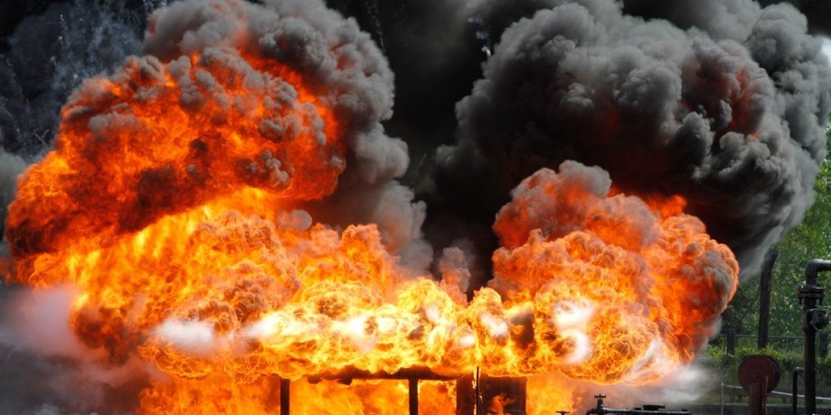Tragedija u Nigeriji: U eksploziji ilegalne rafinerije nafte najmanje 15 ljudi nastradalo, među njima i trudnica!