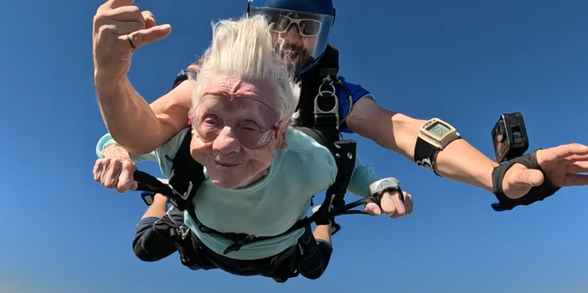 Ima 104 godine i skočila je iz aviona! Pogledajte ovu neustrašivu bakicu, koja će ući u Ginisovu knjigu rekorda (VIDEO)