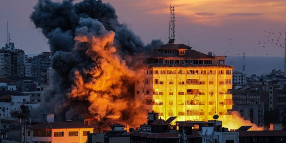 Izrael raketira Rafu, uprkos tome što je Hamas prihvatio prekid vatre! U Tel Avivu protesti porodica otetih!