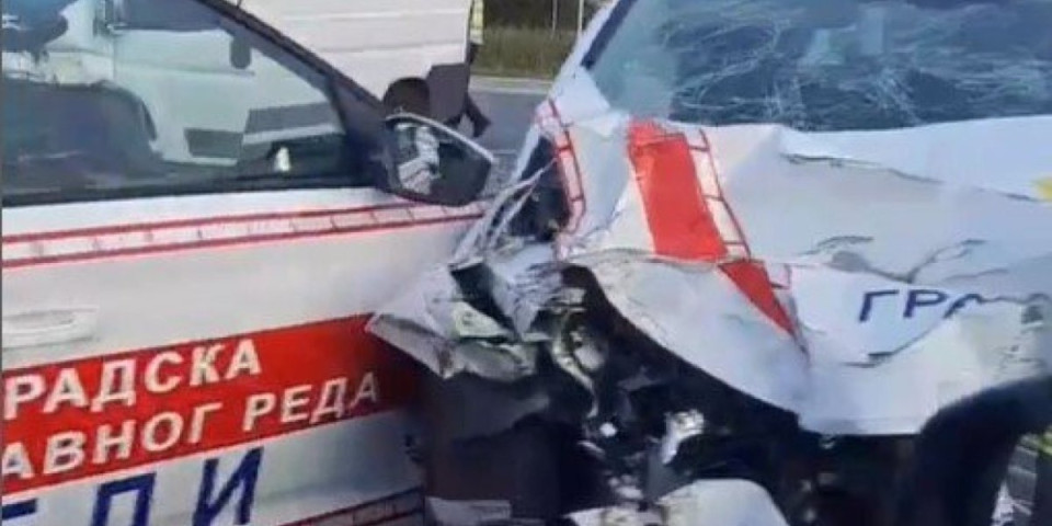 Vozač kombija prošao na crveno pa se zakucao u "Bele": Više osoba pvređeno