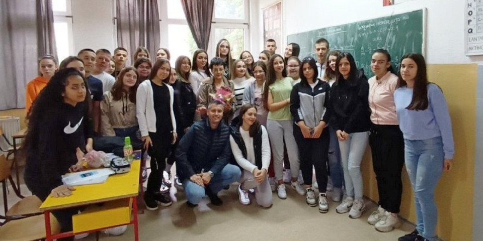 Trubači i suze radosnice! Ovako su učenici iz Leskovca ispratili profesorku u penziju - Ovo će pamtiti ceo život (FOTO, VIDEO)