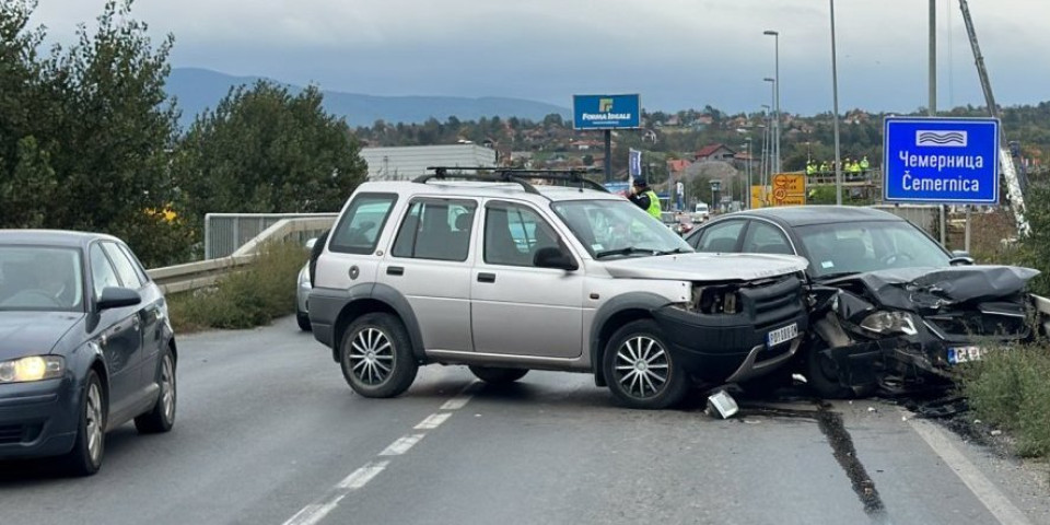 Hitna pomoć prevozi povređene! Užasan udes u Čačku (FOTO)