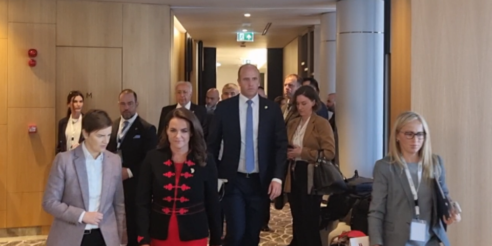 Premijerka Srbije Ana Brnabić stigla u Tiranu - Ne očekujem lake razgovore, ali ću štititi našu zemlju! (VIDEO)