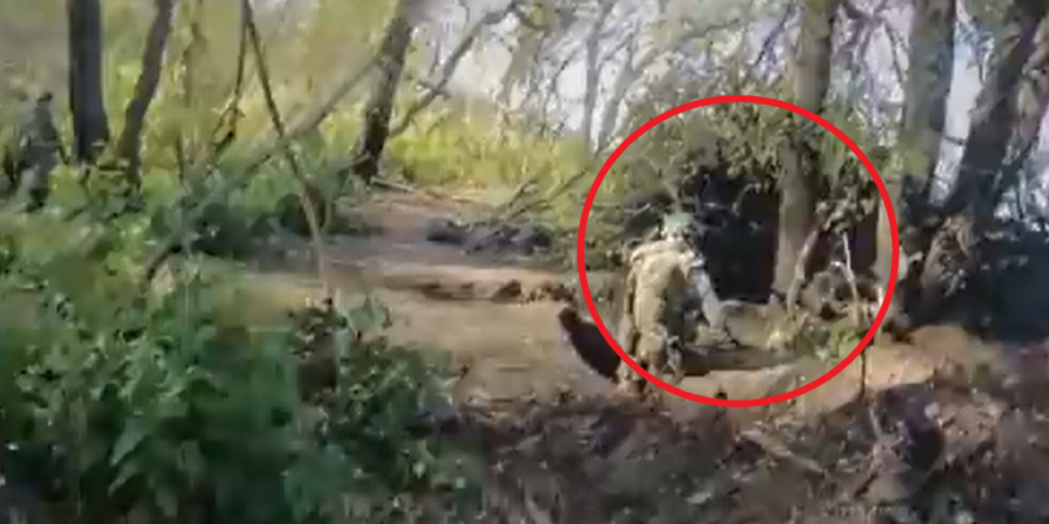 (VIDEO) Horor snimak iz Ukrajine! Vojnici mislili da se Rus predao, a onda je odjeknula strašna eksplozija!