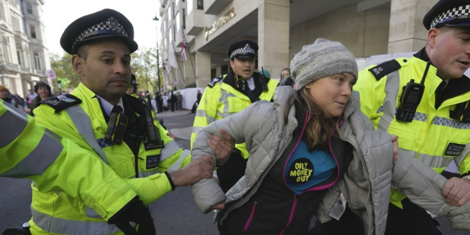 Greta Tunberg sa pajtosima blokirala auto-put! Momentalno uhapšena u Londonu