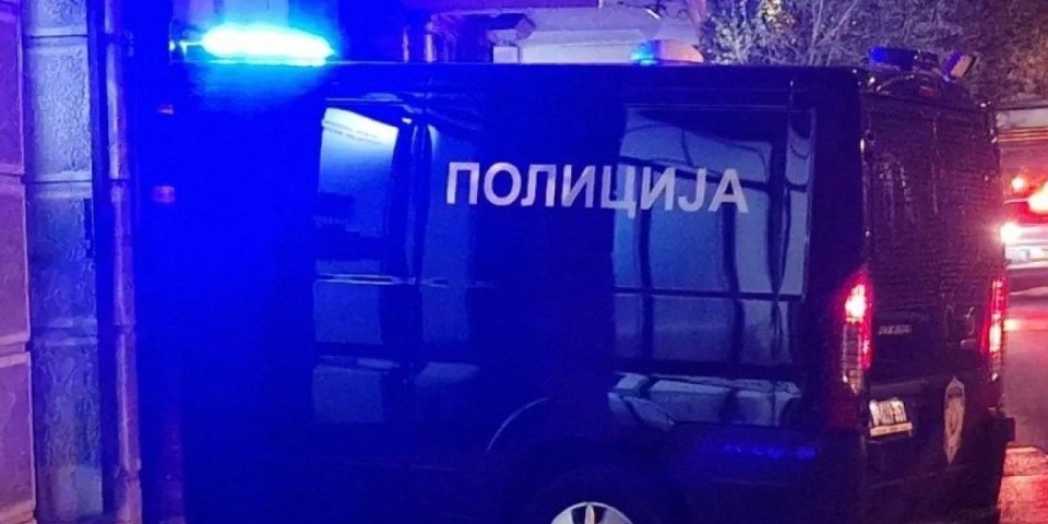 Hapšenje na Novom Beogradu: Iz crnog auta izvedena 2 muškarca i žena, jedan se opirao hapšenju