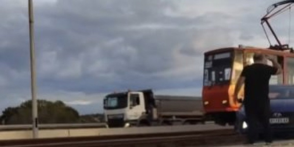 Haos na mostu na Adi, stvara se gužva: Čovek autom krenuo preko šina, pa se zaglavio (VIDEO)
